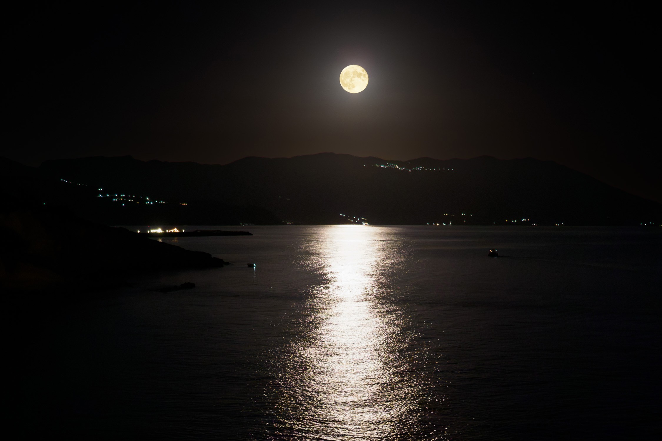 Ohne Wort dafür keine Spiegelung von Mondlicht? wer glaubt so was?