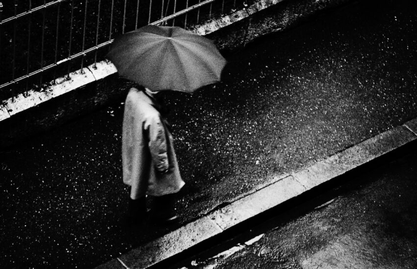 Mann mit Regenschirm, (c) Werner Schandor