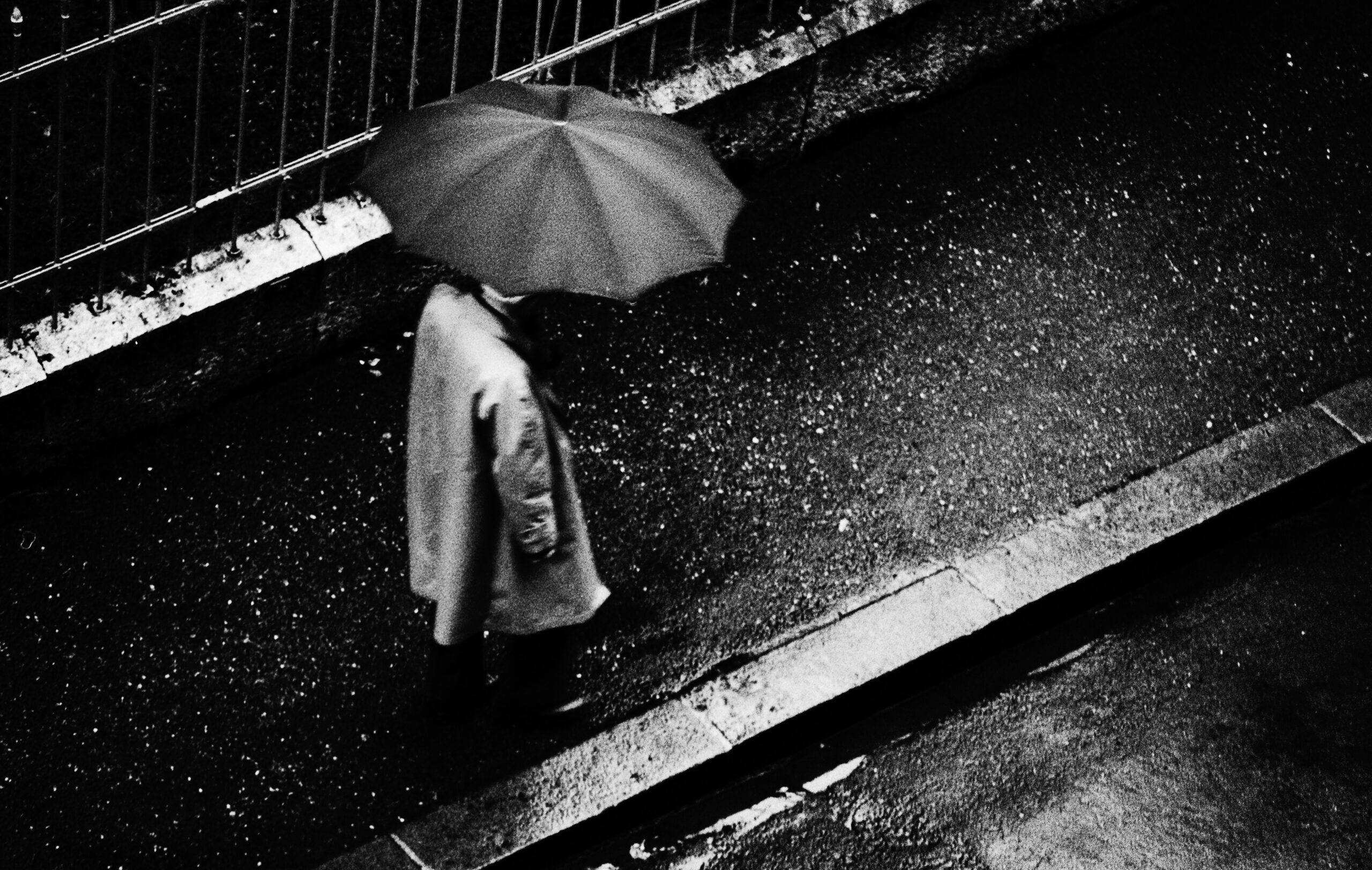 Mann mit Regenschirm, (c) Werner Schandor